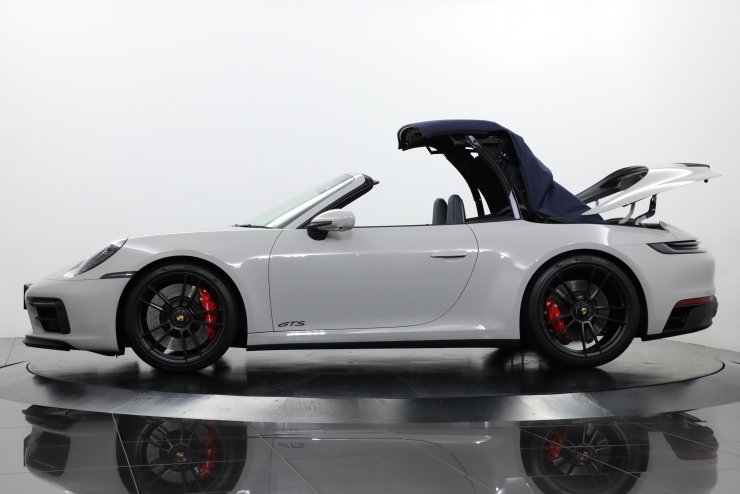 ポルシェ 911(Type992) Carrera GTS Cabriolet ステアリングヒーター付