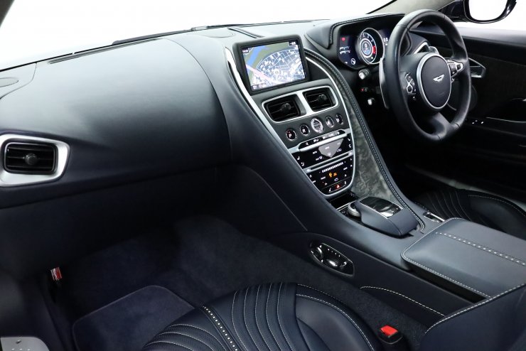 アストンマーティン DB11 V8 ダークエクステリアフィニッシャーパック
