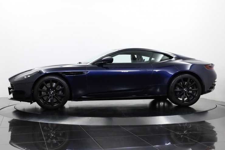 アストンマーティン DB11 V8 ダークエクステリアフィニッシャーパック