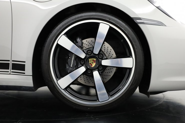 ポルシェ 911(Type992) Carrera 4 オプション総額約400万円 電動ガラス
