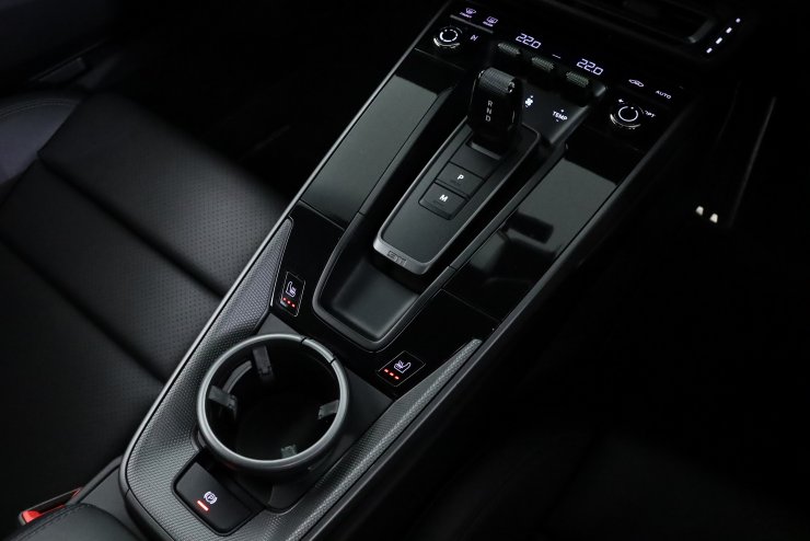 ポルシェ 911(Type992) Carrera4 PDK スポーツクロノPKG 純正20/21