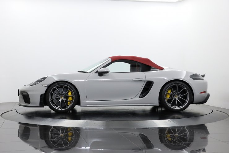 ポルシェ 718 Spider 6MT 新車オプションカラー：クレヨン PCCB