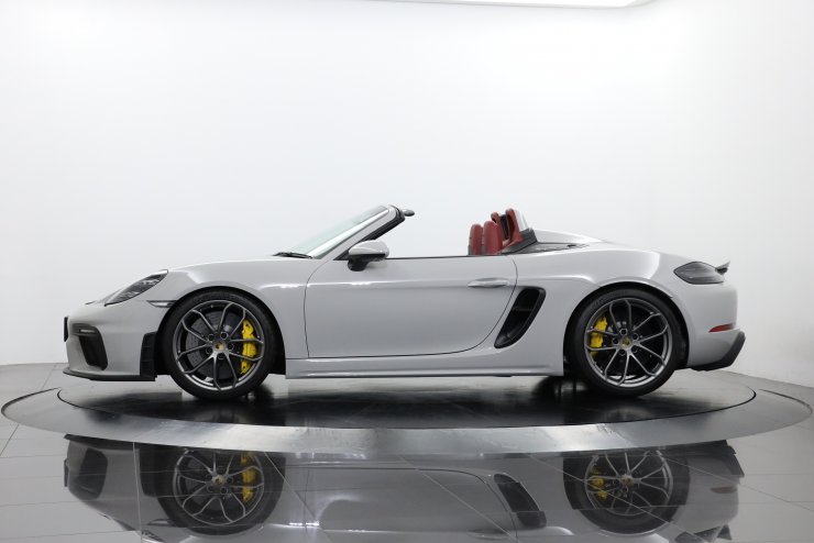 ポルシェ 718 Spider 6MT 新車オプションカラー：クレヨン PCCB