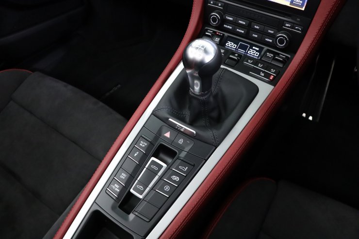 ポルシェ 718 Spider 6MT 新車オプションカラー：クレヨン PCCB