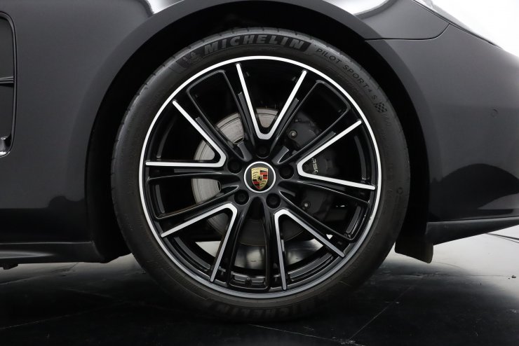 ポルシェ パナメーラ 現行後期型 赤×黒革 21インチエクスクルーシブ