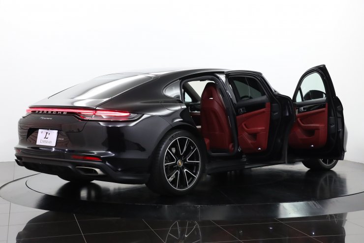 ポルシェ パナメーラ 現行後期型 赤×黒革 21インチエクスクルーシブ