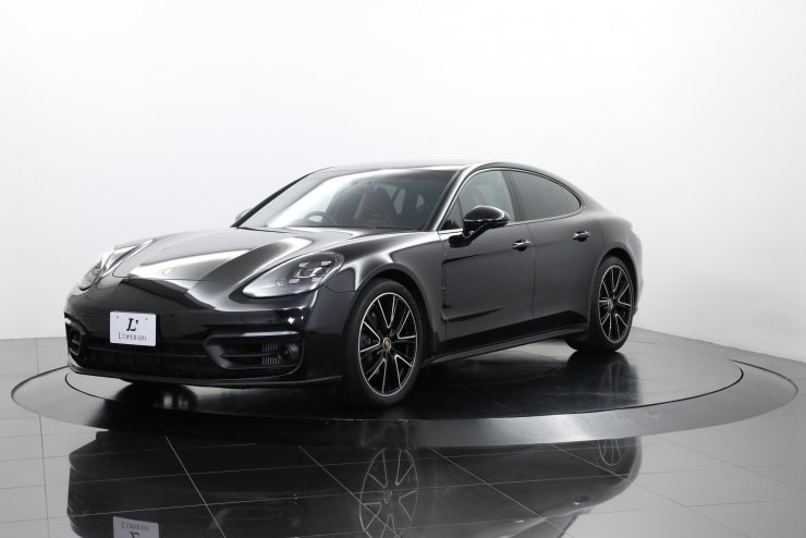 ポルシェ パナメーラ 現行後期型 赤×黒革 21インチエクスクルーシブ