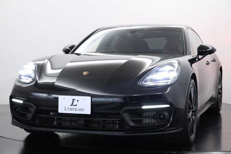 ポルシェ パナメーラ 現行後期型 赤×黒革 21インチエクスクルーシブ