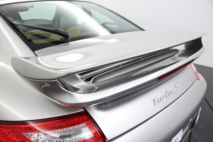 ポルシェ 911(Type997) Turbo S 後期モデル 有償カラー：プラチナ