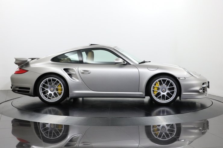 ポルシェ 911(Type997) Turbo S 後期モデル 有償カラー：プラチナ