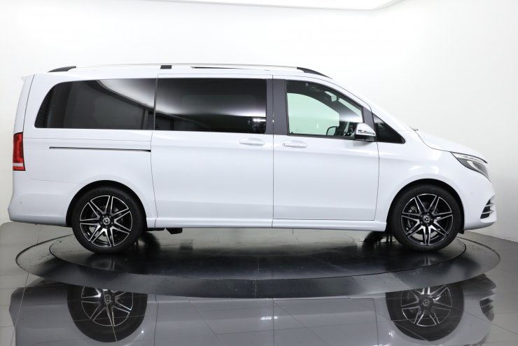 新品 シュリンク付き 1/43 メルセデスベンツ W447 Vクラス ホワイト メルセデスベンツ Vクラス V220d Exclusive Long Platinum Suite