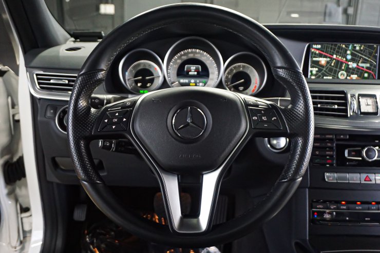 メルセデスベンツ Eクラス E300 4MATIC Avantgarde 左ハンドル