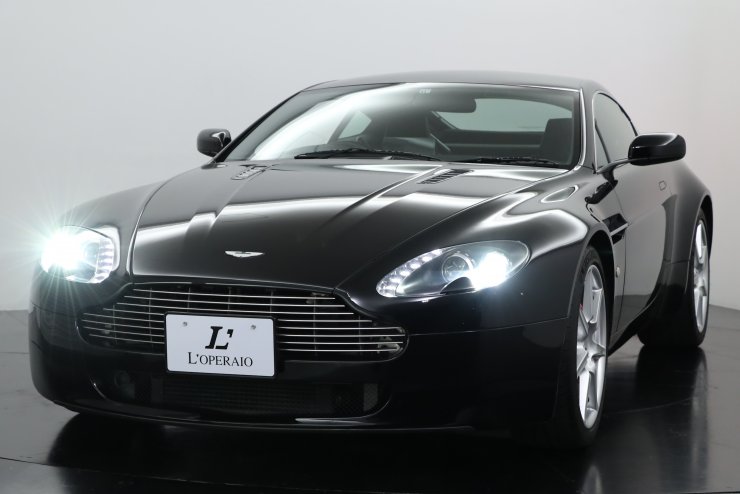 アストンマーティンCEOが所有する「V8 Vantage」を披露！｜Motor