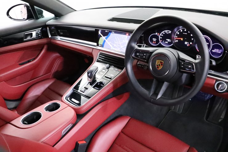 ポルシェ パナメーラ 現行後期型 赤×黒革 21インチエクスクルーシブ