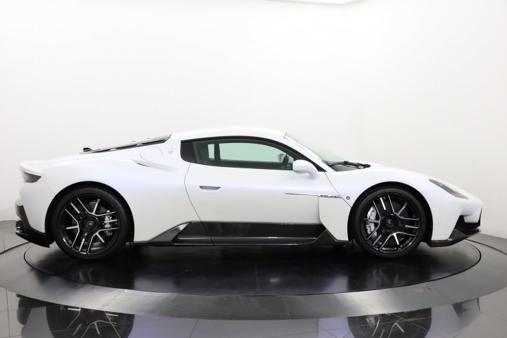 マゼラン マセラティ MC20 ワンオーナー 走行距離1,000km未満 オプション総額約