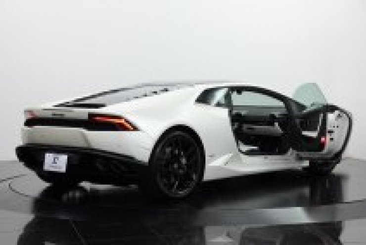 ランボルギーニ ウラカン LP610-4 有償マットカラー 白×黒革 20インチ