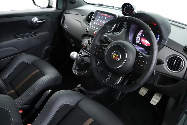 アバルト 695 セッタンタアニヴェルサーリオ 国内限定200台 5MT 専用