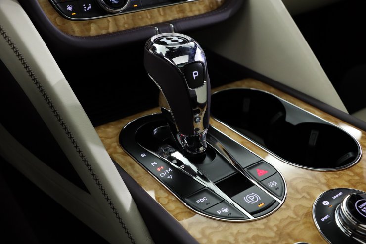 ベントレー ベンテイガ V8 【お乗り出し総額2,940万円】 現行モデル