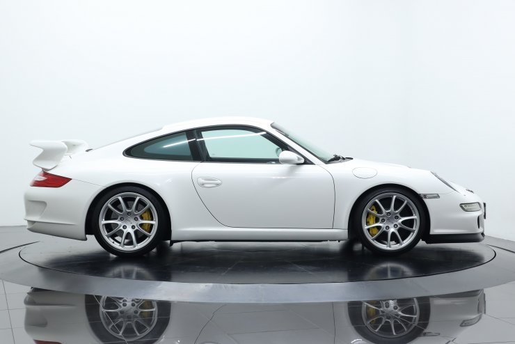ポルシェ 911(Type997) GT3 6MT 正規ディーラー車 PCCB アダプティブ