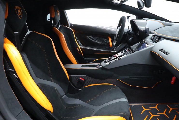 ランボルギーニ アヴェンタドール SVJ 走行800キロ 左H カーボン