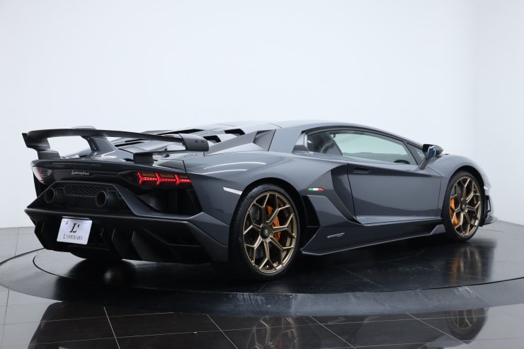 ランボルギーニ アヴェンタドール SVJ 走行800キロ 左H カーボン