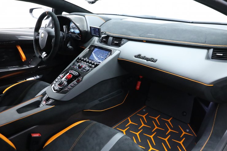 ランボルギーニ アヴェンタドール SVJ 走行800キロ 左H カーボン