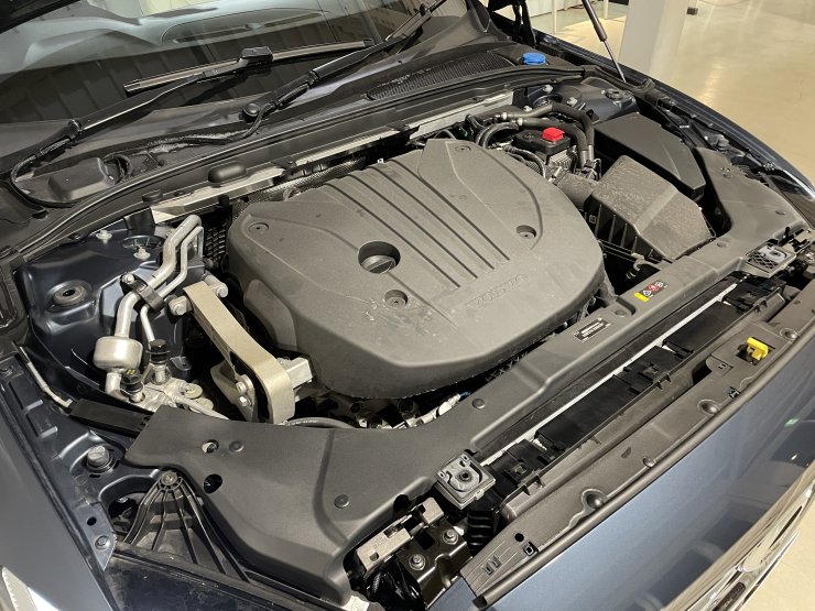 ボルボ V60 ＜入庫車両先行案内＞B4 Momentum 8AT 有償色 チャコール