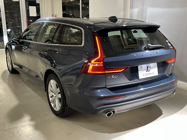 ボルボ V60 ＜入庫車両先行案内＞B4 Momentum 8AT 有償色 チャコール