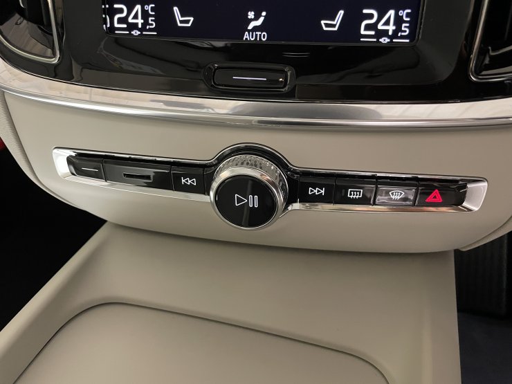 ボルボ V60 ＜入庫車両先行案内＞B4 Momentum 8AT 有償色 チャコール