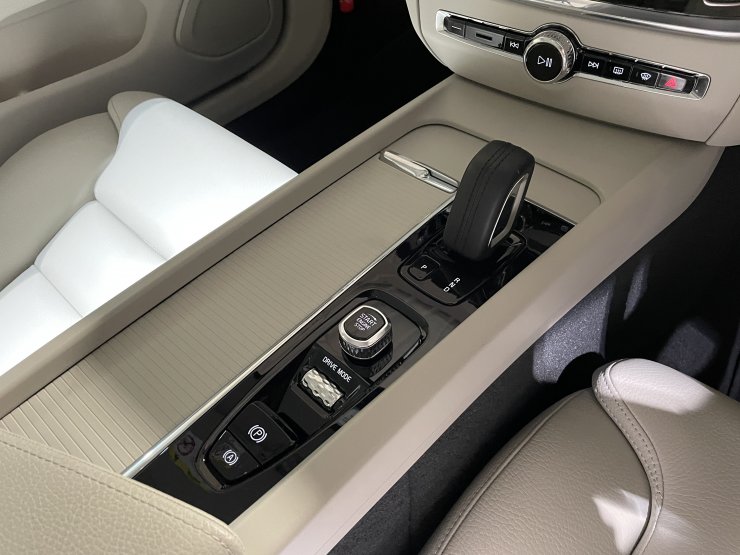 ボルボ V60 ＜入庫車両先行案内＞B4 Momentum 8AT 有償色 チャコール