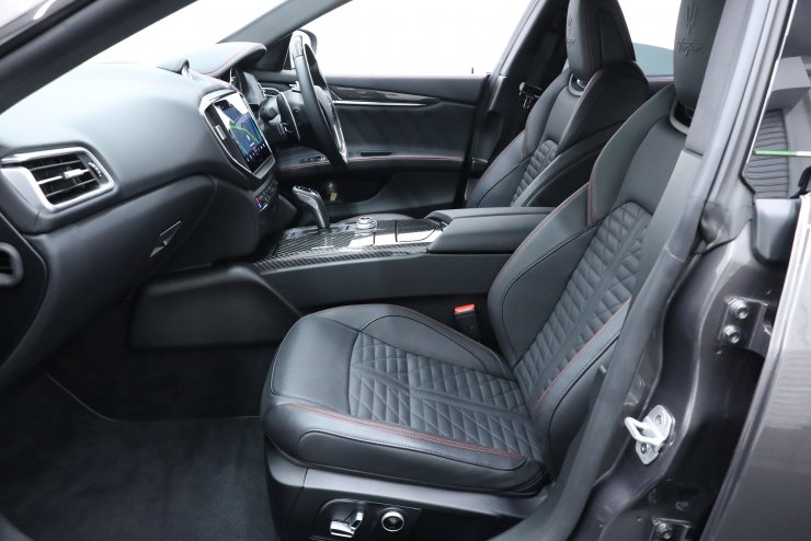 マセラティ ギブリ Trofeo 【総額1,315万円】ワンオーナー 有償色 ネロ