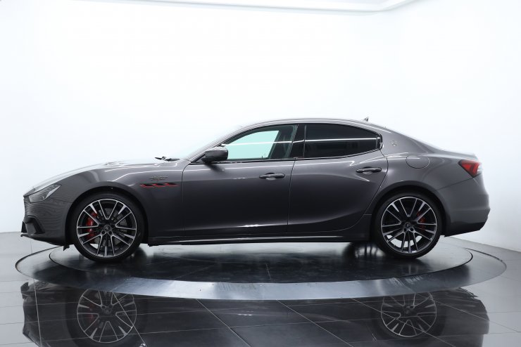 マセラティ ギブリ Trofeo 【総額1,315万円】ワンオーナー 有償色 ネロ