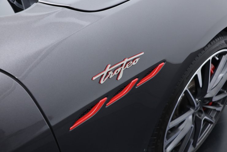 マセラティ ギブリ Trofeo 【総額1,315万円】ワンオーナー 有償色 ネロ