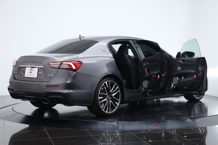 マセラティ ギブリ Trofeo 【総額1,315万円】ワンオーナー 有償色 ネロ