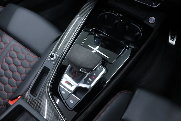 アウディ RS4アバント 現行モデル ワンオーナー マットグレー