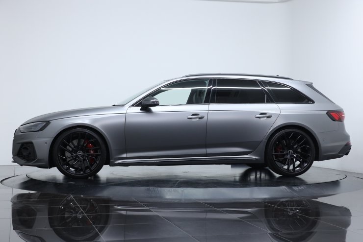 アウディ RS4アバント 現行モデル ワンオーナー マットグレー