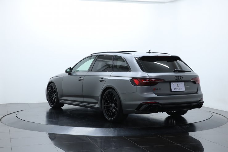 アウディ RS4アバント 現行モデル ワンオーナー マットグレー