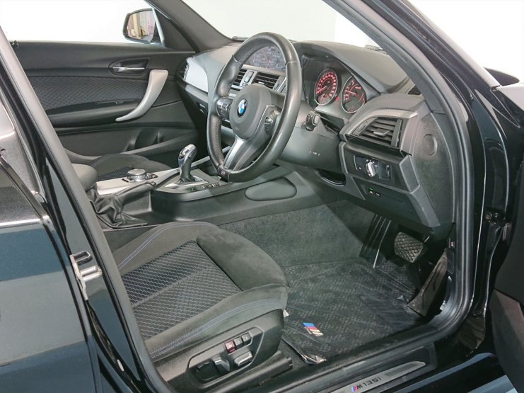 BMW 1シリーズ M135i 後期モデル 18インチエディションシャドーAW装備 