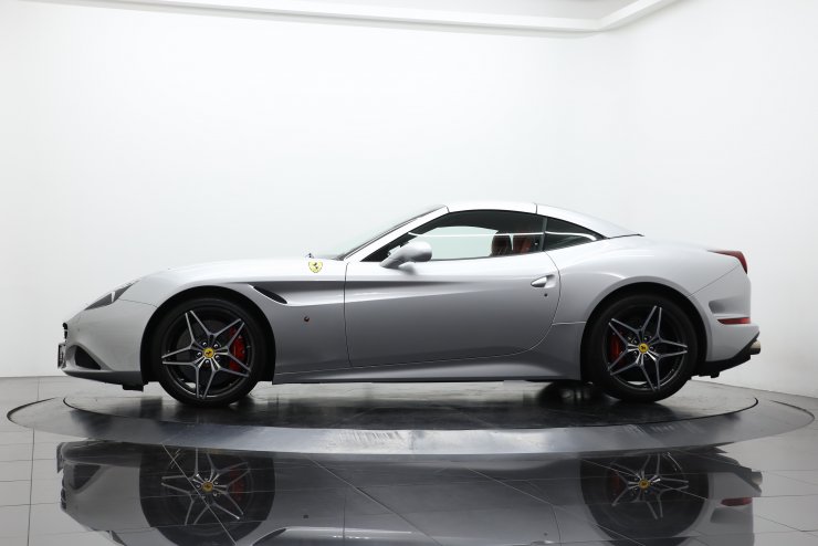 フェラーリ カリフォルニア T F1 DCT 【総額1,633万円】レッドレザー