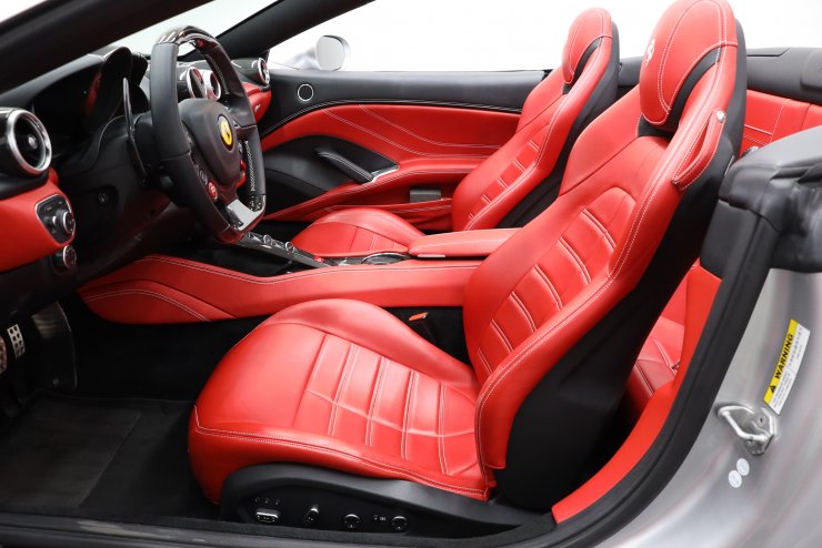 フェラーリ カリフォルニア T F1 DCT 【総額1,633万円】レッドレザー