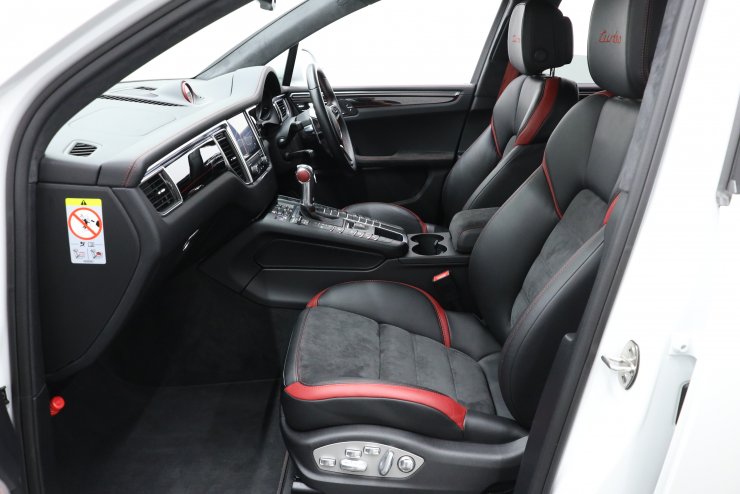 ポルシェ マカン ターボ Exclusive Performance Edition 黒ハーフ革