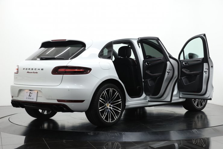 ポルシェ マカン ターボ Exclusive Performance Edition 黒ハーフ革