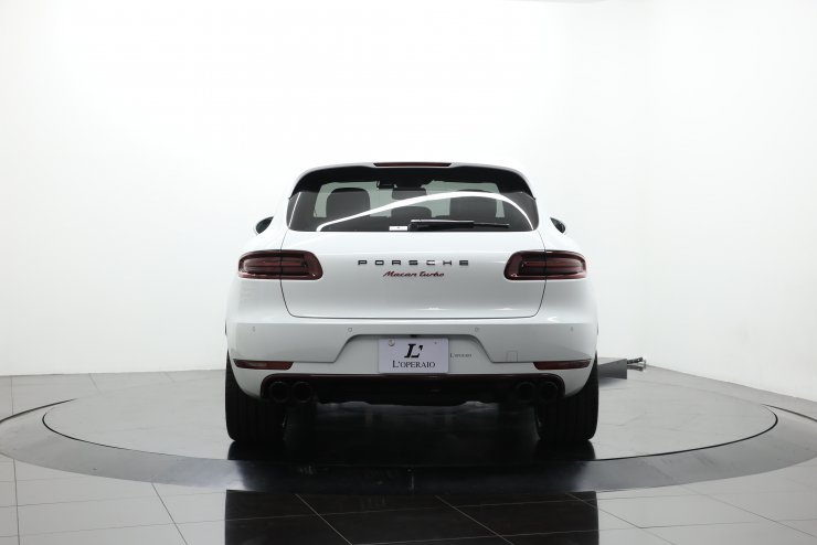 ポルシェ マカン ターボ Exclusive Performance Edition 黒ハーフ革