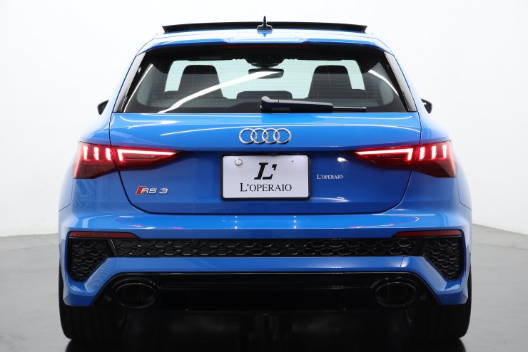 アウディ RS3 Sport Back 現行型 走行距離600km 黒ハーフ革 パノラマ