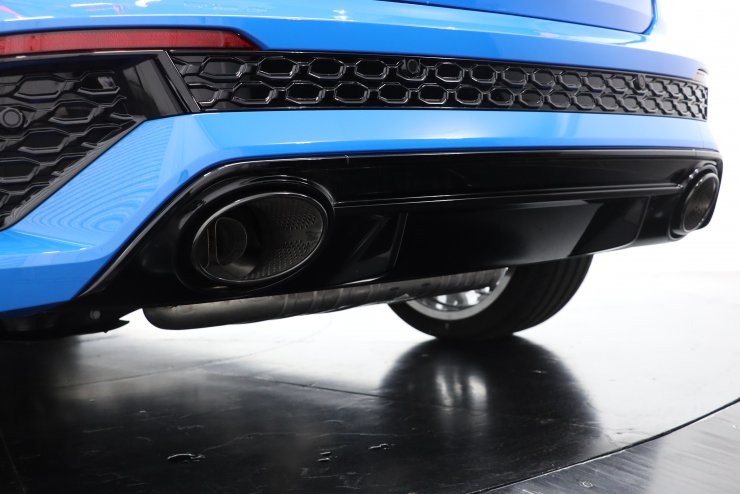 アウディ RS3 Sport Back 現行型 走行距離600km 黒ハーフ革 パノラマ