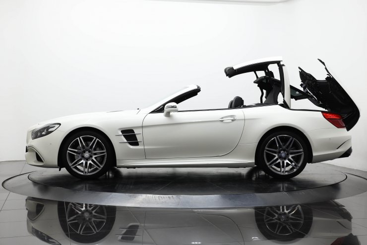 メルセデスベンツ SLクラス SL550 有償色：ダイヤモンドホワイト 黒革