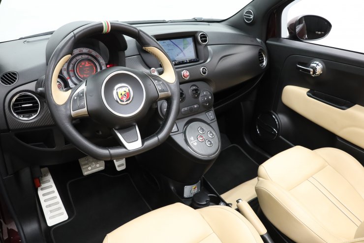 アバルト 695 エディツィオーネマセラティ 国内限定100台 ベージュ革