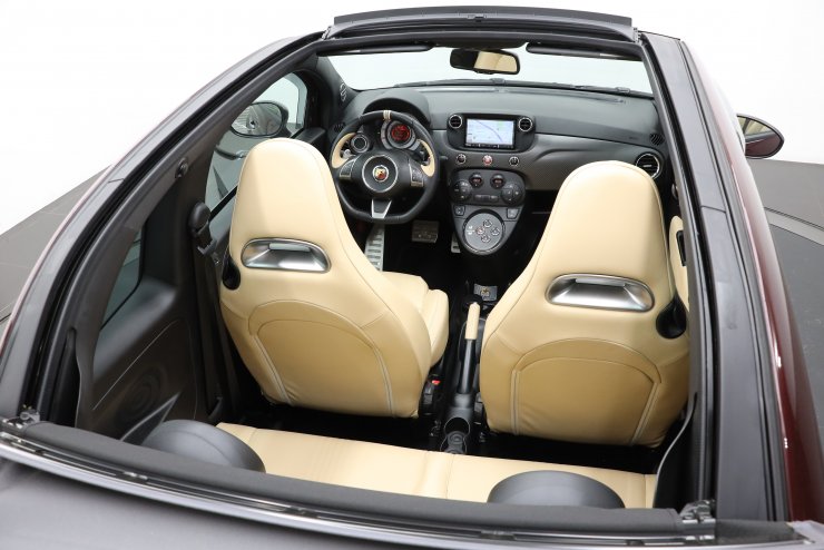 アバルト 695 エディツィオーネマセラティ 国内限定100台 ベージュ革