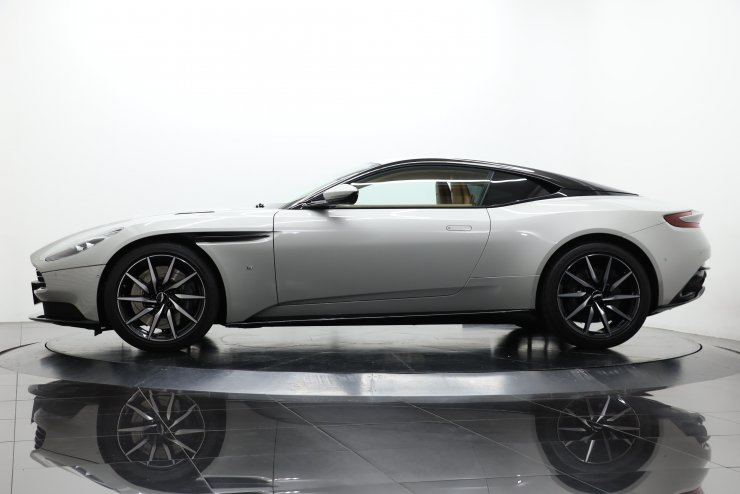 アストンマーティン DB11 V12 Launch Edition 世界限定1000台 20インチ
