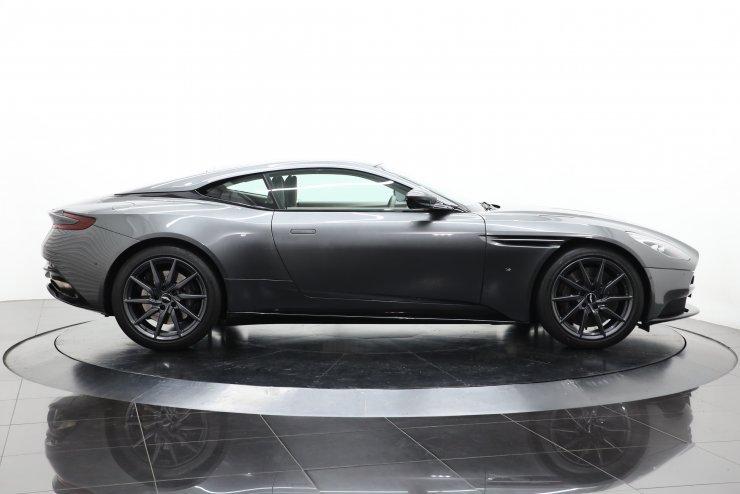 アストンマーティン DB11 V12 Launch Edition 世界限定1000台 20インチ